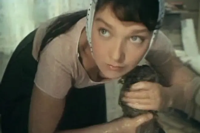 亚历山德拉Zavyalova在电影中“人们在桥上”
