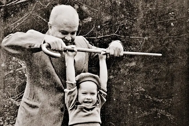 Vyacheslav Nikonov en la infancia con el abuelo Vyacheslav Molotov