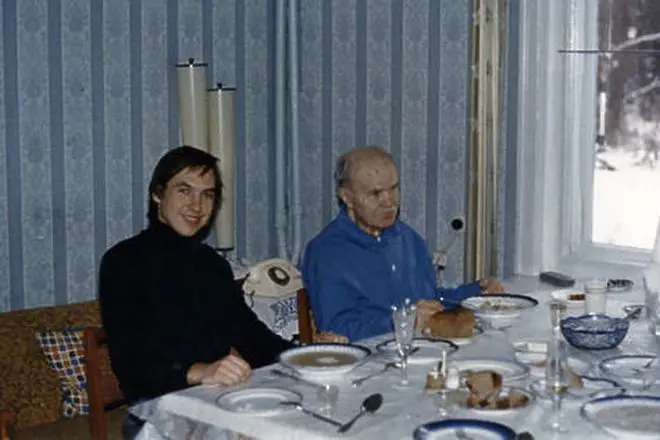 ਨੌਜਵਾਨ ਅਤੇ ਉਸ ਦੇ ਦਾਦਾ ਵਿਯੋਚਸ ਵਿਚ VYAcheslav ਨਿਕੋਨੋਵ ਅਤੇ ਉਸ ਦੇ ਦਾਦਾ Vyacheslav Molotov