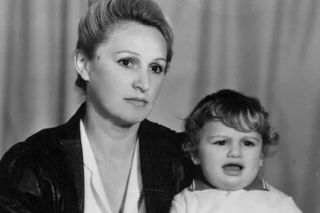 Narine Abgaryan di zaroktiyê de bi Mom