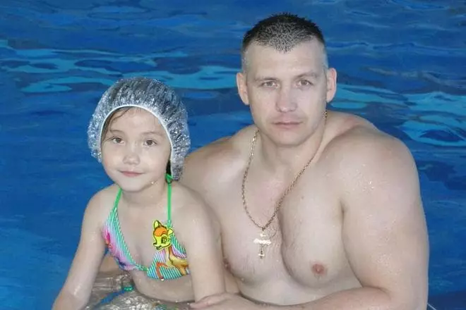 Maxim Artamonov dengan anak perempuannya