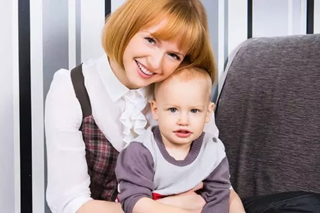Julia Vaishnur con hijo Ilya