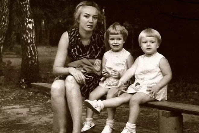 Olga Koposova (tengah) dengan ibu dan adik kembar
