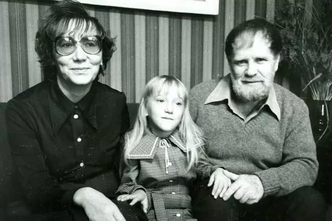 Vasily Belov cu soția și fiica sa