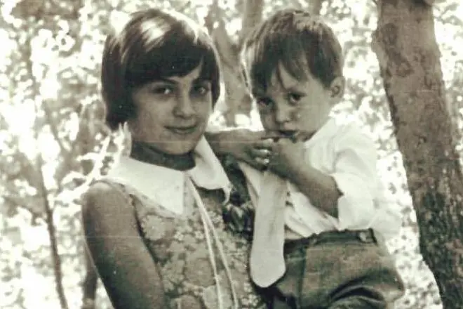 Igorek como neno coa súa irmá