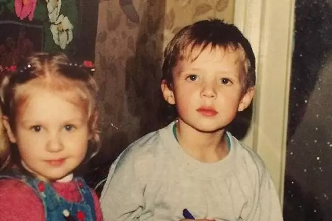 Andrejus Martynenko kaip vaikas su savo seserimi