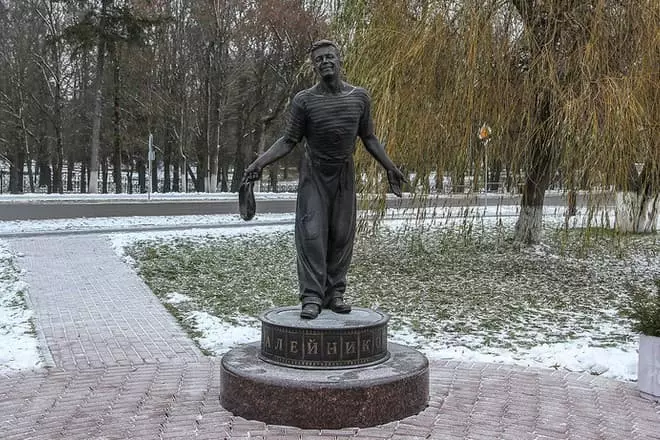 monument ກັບ peter aleinikov