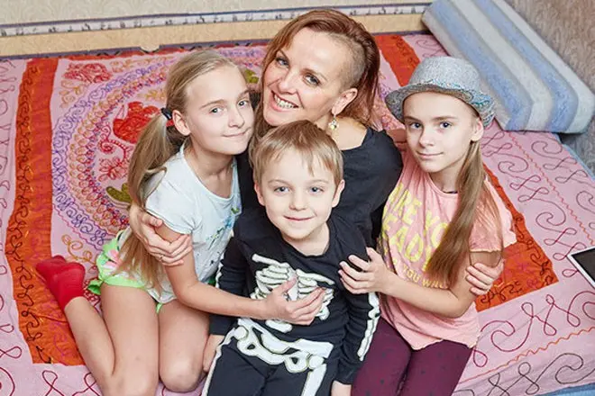 Masha Makarova avec des enfants
