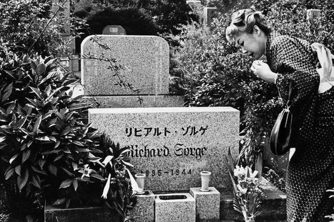 Khanako Issi at the grave of Richard Zorga in the cemetery Tama, Tokyo