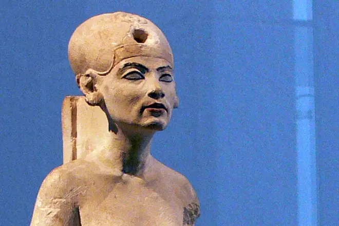 Patung Nefertiti.