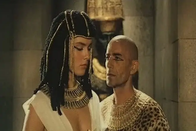 Michel Rocco Di corpelado no papel de Nefertiti