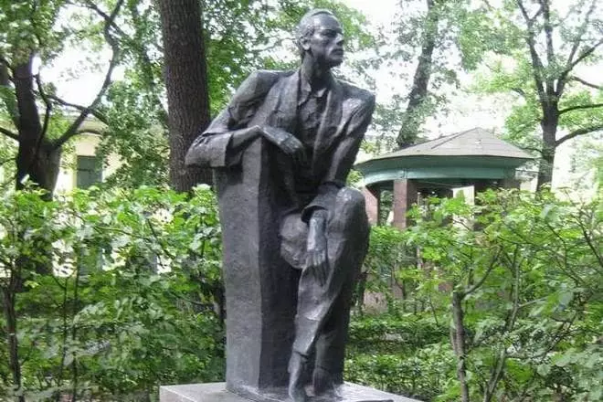 Nikolai Cherkasov-en hilobiari buruzko monumentua
