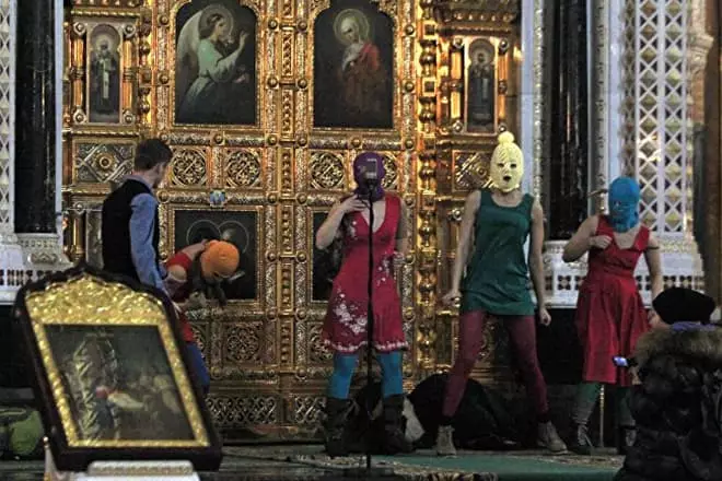 Maria Aleukhina un Pussy Riot grupa Kristus katedrāle