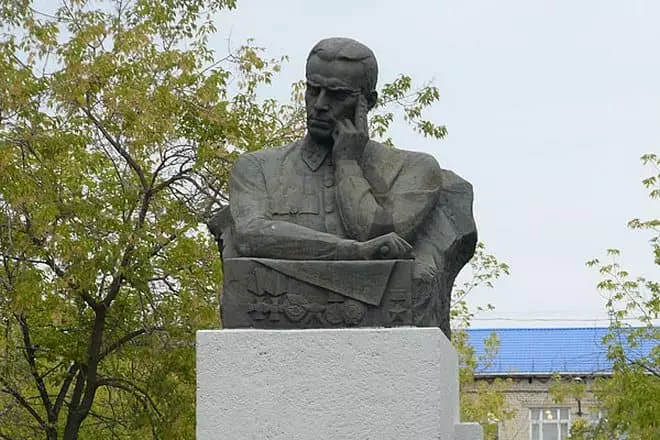 Spomenik Dmitry Karbishevu