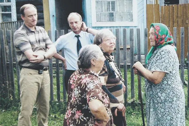 Nikolai Patrushev mit Bruder, Mutter (in der Mitte) und ihren Freundinnen