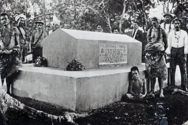 Grave Robert Lewis Stevenson på Mount Vea