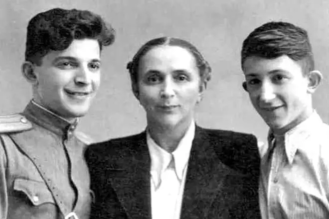 Arkady și Boris strugatsky cu mama