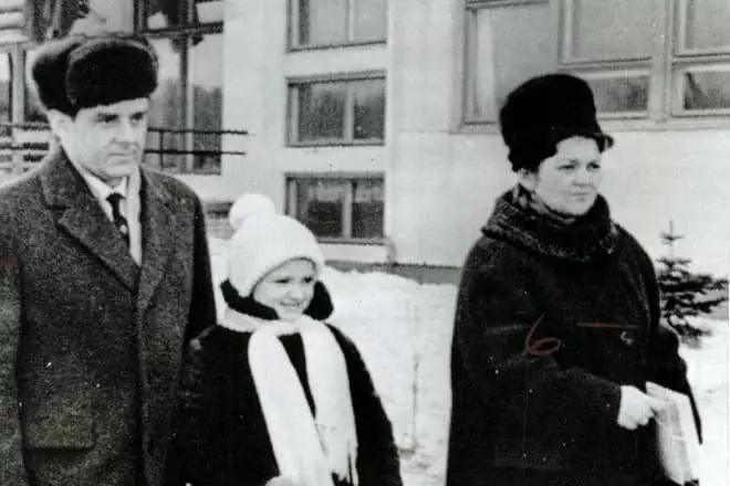 Vladimir Komarov con su esposa e hija.