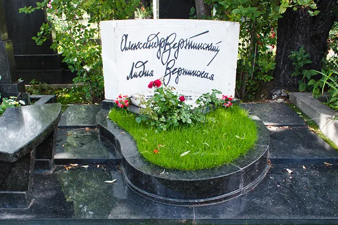 Լիդիա Վերտինայի գերեզմանը եւ նրա ամուսին Ալեքսանդր Էղինսկին