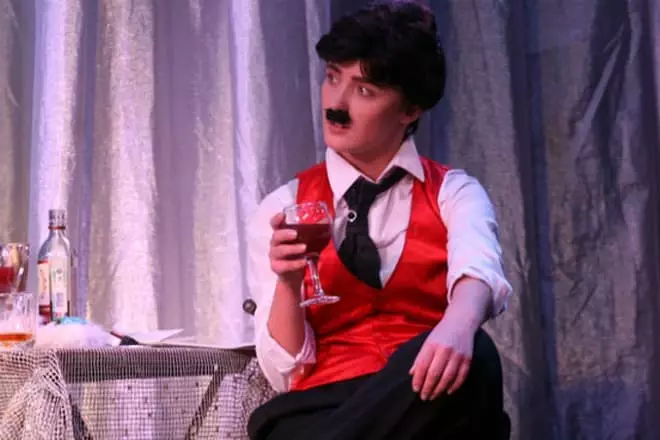 Natalia Krasko i rollen som Charlie Chaplin