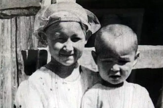 الکساندر Vampilov به عنوان یک کودک با خواهرش