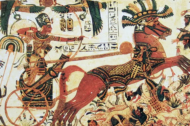 Tutankhamon üzərində arabada