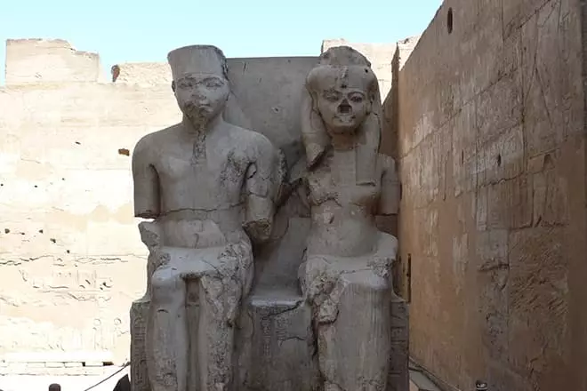 Tutankhamon və Anhasenpaton heykəlləri