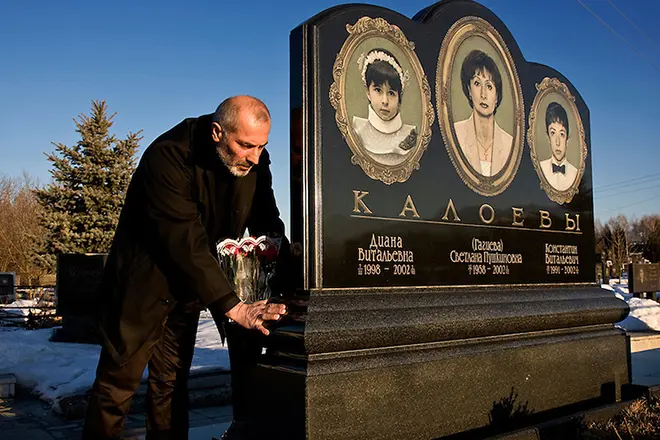Vitaly Kaloev besøger graven af ​​hans kone og børn