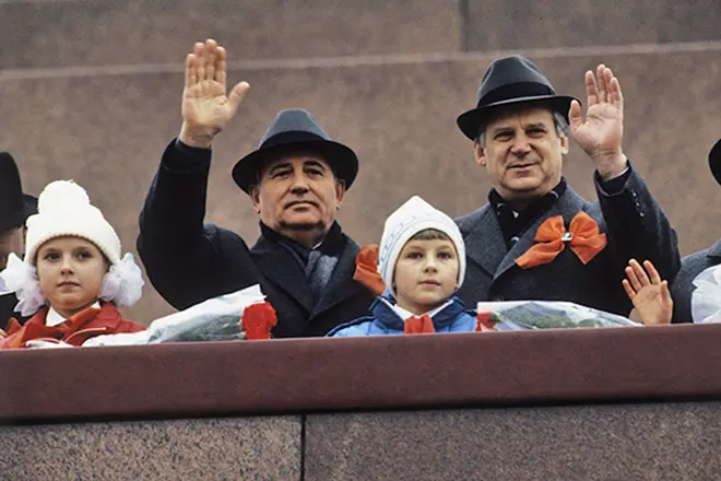 Nikolay Ryzhkov e Mikhail Gorbachev