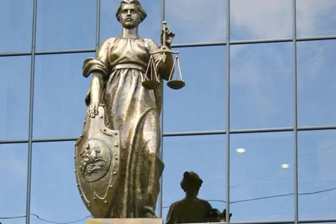 Seis sculpture um Gebai vum Ieweschte Geriichtshaff zu Moskau