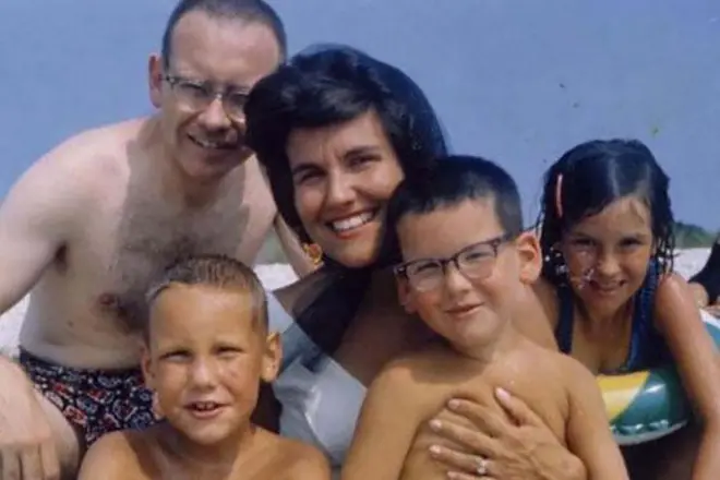 Warren Buffett và người vợ đầu tiên của mình Susan Thompson với trẻ em