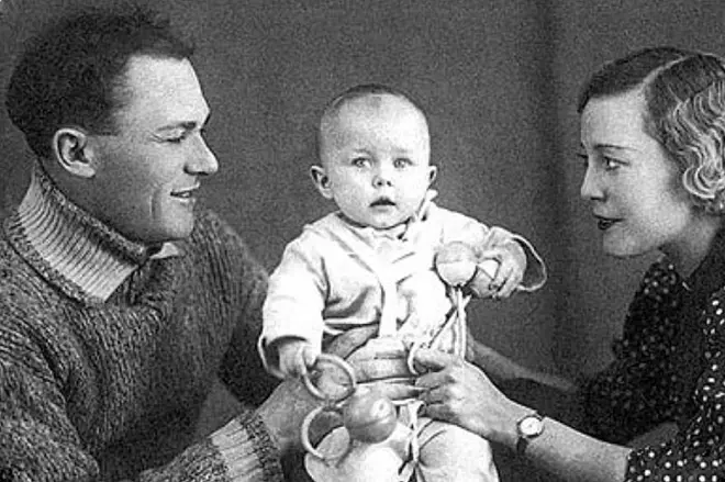 Sergey Lukyanov e Nadezhda Tyshkevich coa súa filla Tatiana