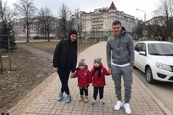 Oleg Shatov met familie