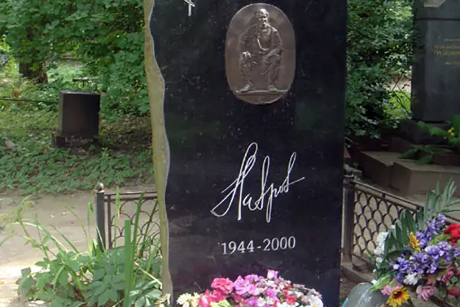 La tomba de Nikolai Lavrov