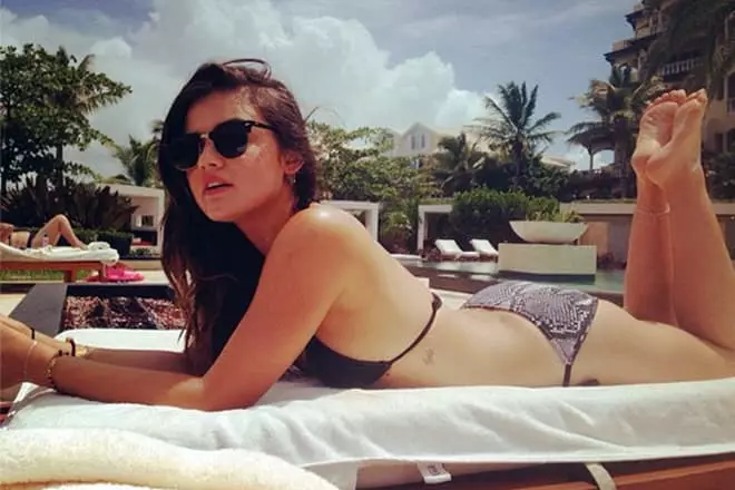 Lucy Hale sa isang swimsuit.