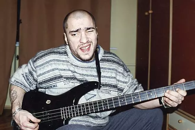 Anatoly Litznov me një kitarë
