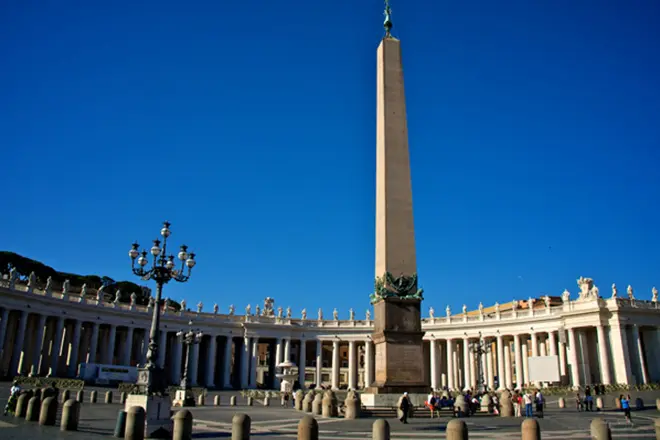 Obelisk li meydana St. Petrûs li Vatîkaniyê, ji Misrê re bi fermana Caligules anîn Misrê