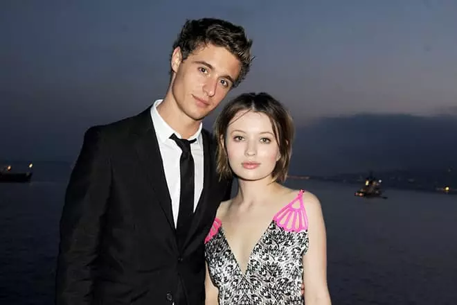 Max Demir ve Emily Browning