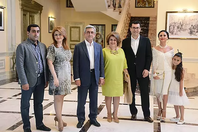 Serzh Sargsyan dengan keluarga