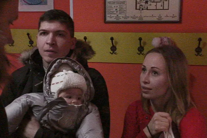 Mikhalin Lysova med sin mand og barn