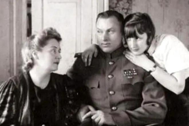 Konstantin Rokossovsky dengan keluarga