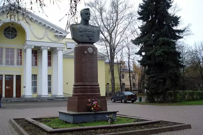Bust Konstantin Rokosovsky di Luki
