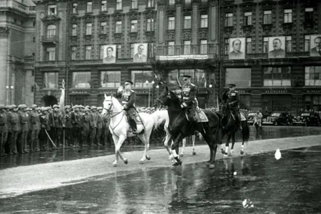 George Zhukov e Konstantin Rokossovsky no desfile de Vitoria o 24 de xuño de 1945