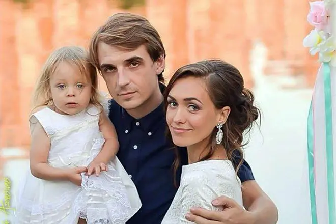 Maria Adoevtseva y Sergey Adoevtsev con hija