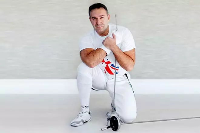 Dmitry leus nakikibahagi sa fencing