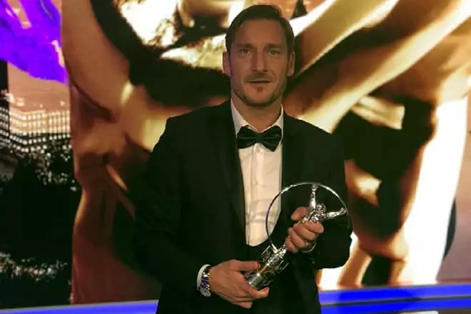 UEFA ಪ್ರಶಸ್ತಿಯೊಂದಿಗೆ ಫ್ರಾನ್ಸೆಸ್ಕೊ ಟೋಟ್ಟಿ