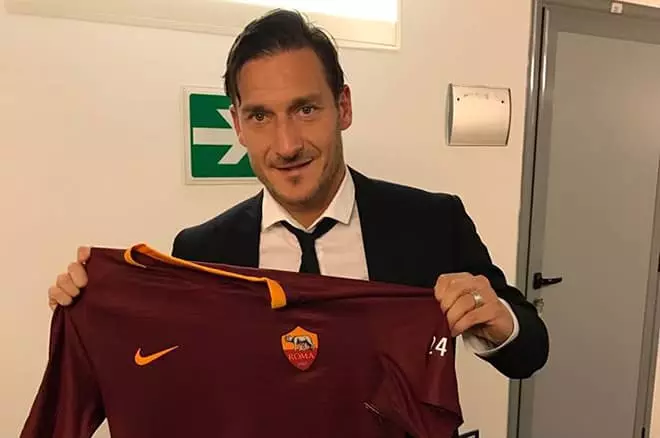 Francesco Totta ar kluba T-kreklu