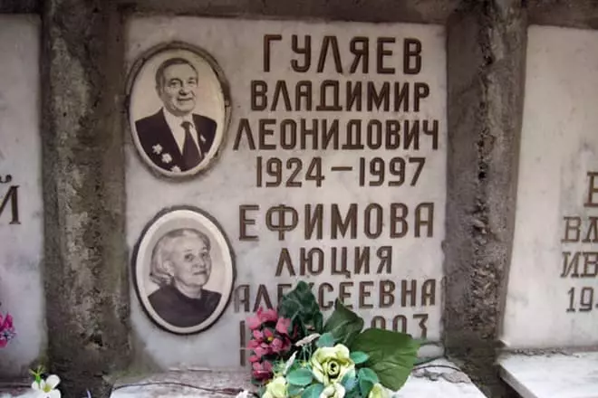 Monumen di kuburan Vladimir Glyaeva dan istrinya Lucius Efimova