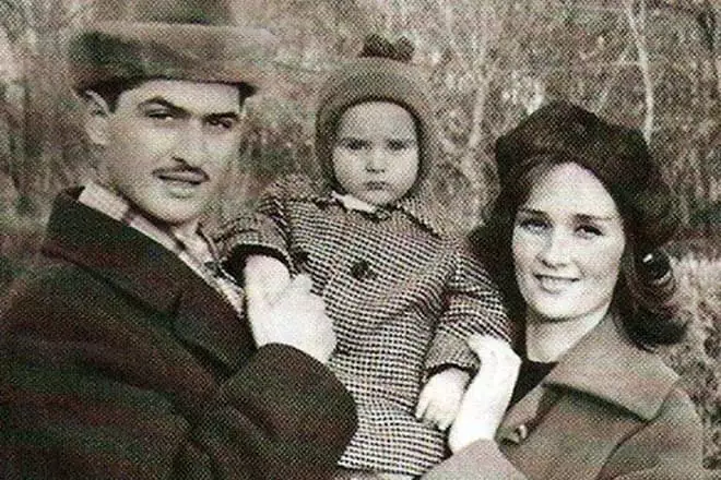Zinaida Kiriyenko miehensä ja poikansa kanssa