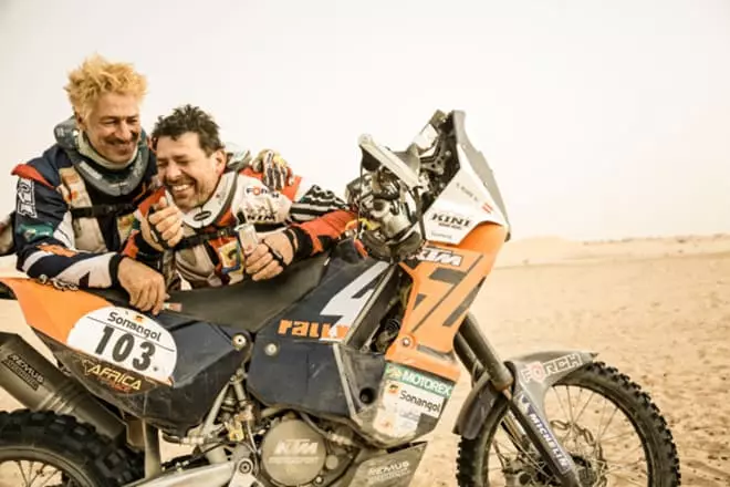 Tobias Maretti dan abangnya Gregor Bloeb mengambil bahagian dalam perlumbaan motosikal
